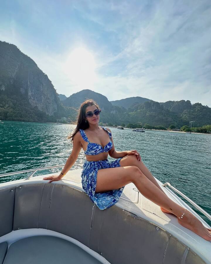 కావ్య థాపర్ థాయ్‌లాండ్ టూర్ ఫోటోలు ఇవి. థాయ్‌లాండ్ వెళితే బీచ్‌లో బికినీ ఫోటో షూట్ కంపల్సరీ కదా! కావ్య కూడా బికినీలో హల్ చల్ చేశారు. ఇప్పుడు సోషల్ మీడియాలో ఈ ఫోటోలు హల్ చల్ చేస్తున్నాయి. (Image Courtesy: kavyathapar20 / Instagram)