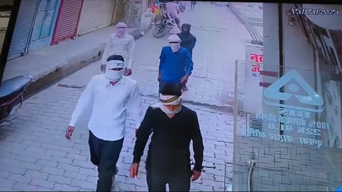 Jalaun Robbery: ‘माल निकालो’, जालौन में दिनदहाड़े ज्वेलरी शॉप में डकैती, बदमाशों ने लूटे लाखों के गहने और नकदी