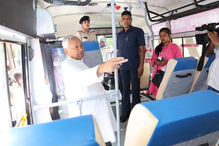 मासिक पास के लिए छात्राओं को 400 रुपये देने होंगे. कामकाजी महिलाओं को 550 रुपये देने होंगे. हर दिन महिलाएं सफर करती हैं तो टिकट शुल्क 6 से लेकर 25 रुपये तक होगा.