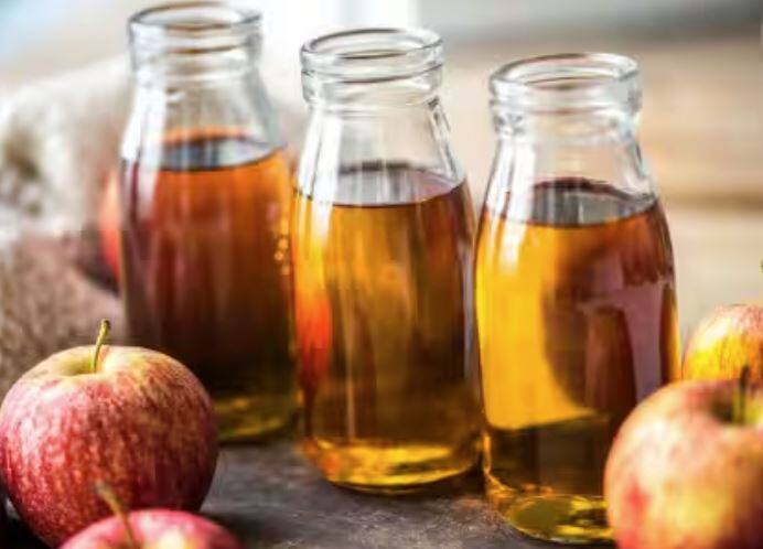 ਸੇਬ ਸਾਈਡਰ ਸਿਰਕਾ ਯੂਰਿਕ ਐਸਿਡ ਦੇ ਪੱਧਰ ਨੂੰ ਸੰਤੁਲਿਤ ਕਰਨ ਵਿੱਚ ਪ੍ਰਭਾਵਸ਼ਾਲੀ ਹੁੰਦਾ ਹੈ। ਇਸ ਵਿੱਚ ਮੌਜੂਦ ਐਸੀਟਿਕ ਐਸਿਡ ਸਰੀਰ ਨੂੰ ਖਾਰੀ ਬਣਾਉਂਦਾ ਹੈ, ਜਿਸ ਕਾਰਨ ਯੂਰਿਕ ਐਸਿਡ ਪਿਘਲ ਜਾਂਦਾ ਹੈ ਤੇ ਟਾਇਲਟ ਰਾਹੀਂ ਬਾਹਰ ਆ ਜਾਂਦਾ ਹੈ। ਇੱਕ ਗਲਾਸ ਪਾਣੀ ਵਿੱਚ ਇੱਕ ਚੱਮਚ ਐਪਲ ਸਾਈਡਰ ਸਿਰਕਾ ਮਿਲਾਓ ਅਤੇ ਇਸਨੂੰ ਰੋਜ਼ਾਨਾ ਖਾਲੀ ਪੇਟ ਪੀਓ।