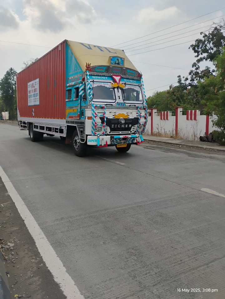 कंटेनरचा चालक मद्यधुंद अवस्थेत असल्याची माहिती स्थानिकांनी दिली. या अपघातत एकाचा मृत्यू झाला असून 15 ते 20 जण जखमी असल्याची माहिती आहे.