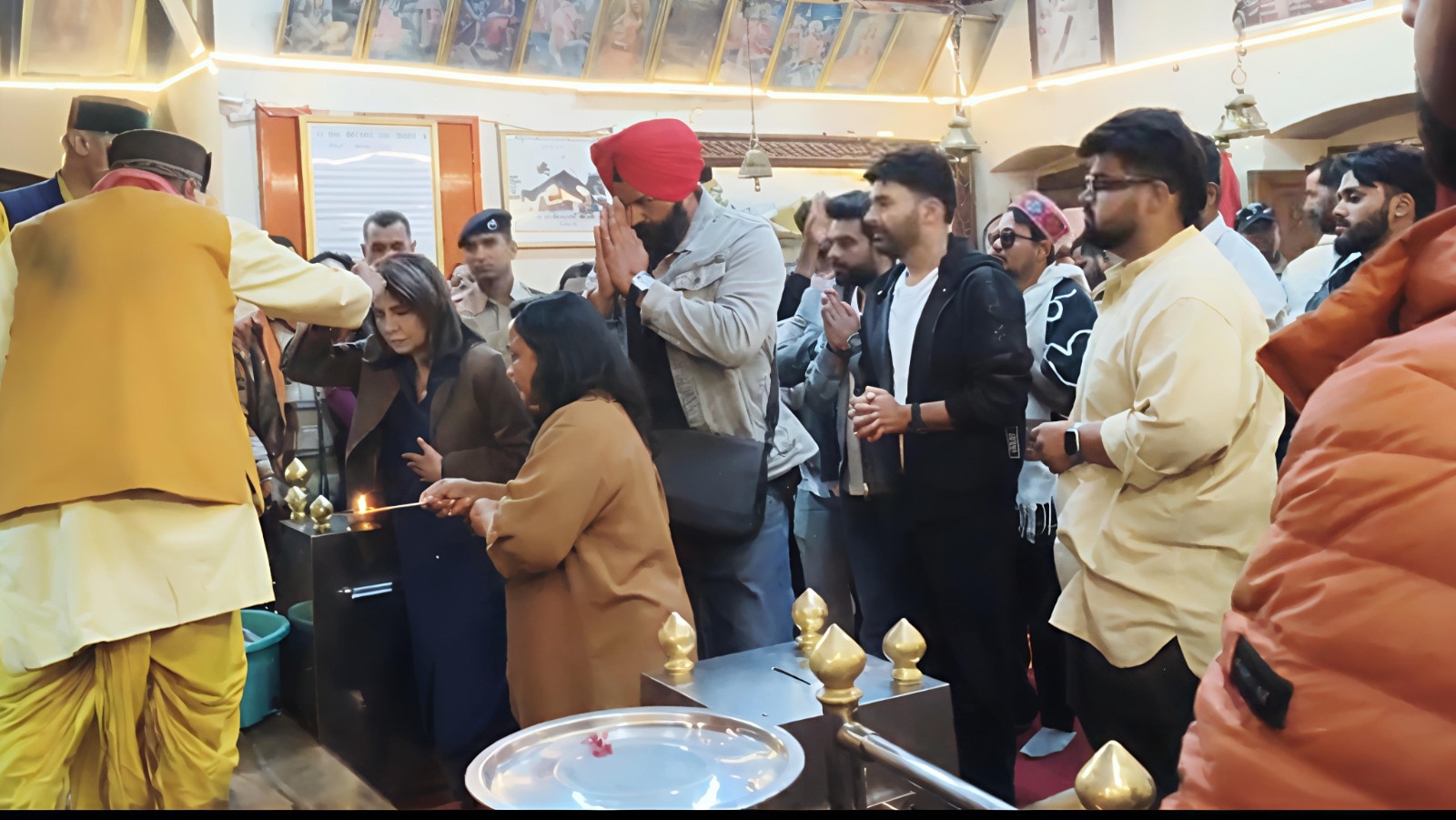 शिमला में शुरू हुई 'दादी की शादी' फिल्म की शूटिंग, जाखू मंदिर में कपिल शर्मा और नीतू सिंह ने की पूजा