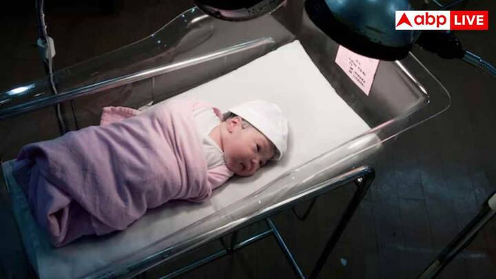 ऐसे ही अगर चीन की बात करें तो चीन में रोजाना 29205 बच्चे पैदा हो रहे हैं. चीन में भारत की तुलना में बच्चों की बच्चों की जन्म दर कम हो गई है और सबसे ज्यादा आबादी वाले चीन में भारत की तुलना में लगभग आधे बच्चे पैदा होते हैं. हालांकि सबसे ज्यादा जनसंख्या वाला देश होने के लिए चीनी सरकार बच्चे पैदा पर अपनी जनता को प्रोत्साहित कर रही है.