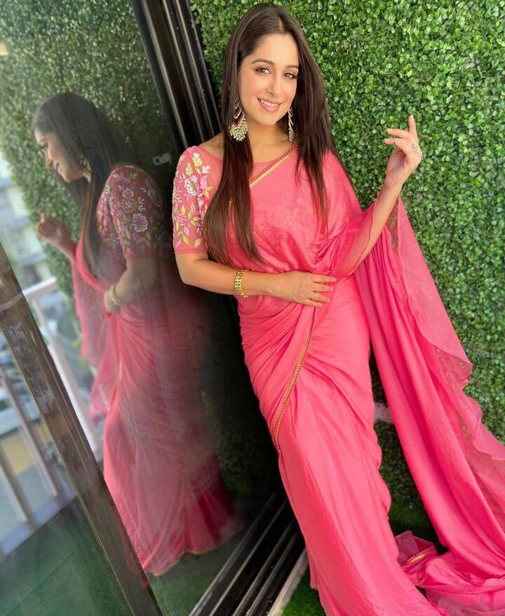 आपको बता दें 'ससुराल सिमर का' से दीपिका कक्कड़ हर घर में फेमस हो गईं. 'ससुराल सिमर का' उनके करियर का टर्निंग प्वाइंट साबित हुआ, जिसमें उन्होंने सिमर भारद्वाज का किरदार निभाया और घर-घर में पहचान बनाई.