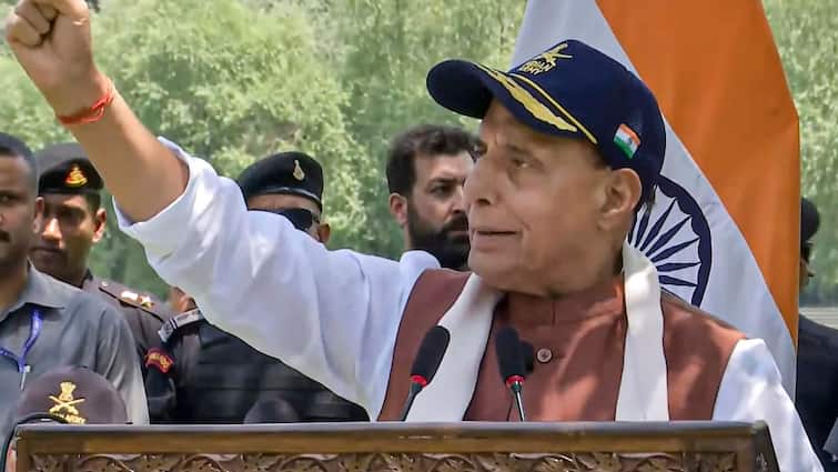Operation Sindoor Rajnath Singh Top Insulting Pakistan Quotes Picture Abhi Baki Hai and Many More आतंकी अजगर, नाश्ता, लाल लकीर, अंधेरे में उजाला... राजनाथ सिंह ने पाकिस्तान को किया भयंकर बेइज्जत