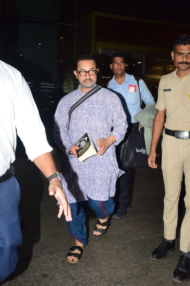 Aamir Khan wore a black color slippers during this time and a bag was also taken.