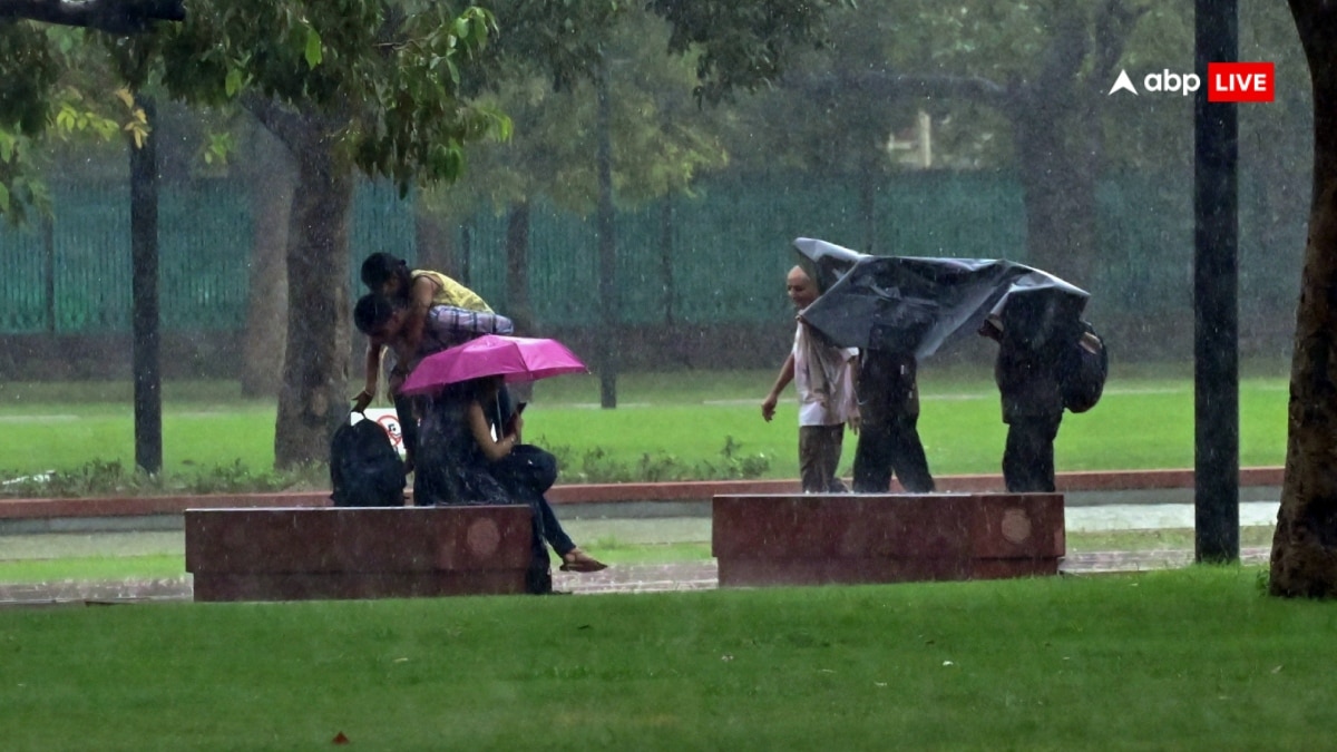 दिल्ली में अचानक बदला मौसम का मिजाज, तेज हवाओं के साथ झमाझम बारिश