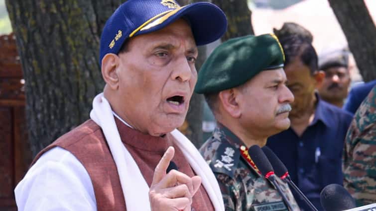'भारत को कोई रोक नहीं सकता, गुस्ताखी की तो ओपनिंग नेवी करेगी', INS विक्रांत से राजनाथ सिंह का PAK को मैसेज