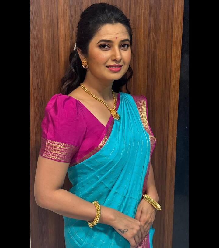 प्राजक्ता सध्या विविध कार्यक्रमांत सहभागी होत असून, तिच्या आगामी प्रोजेक्ट्सची उत्सुकता चाहत्यांमध्ये आहेच. पण या साध्या आणि आकर्षक लूकने तिने पुन्हा एकदा सर्वांची मनं जिंकली आहेत.