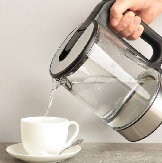 ਤੁਹਾਡੀ ਉਮਰ ਭਾਵੇਂ ਕੋਈ ਵੀ ਹੋਵੇ, ਤੁਹਾਨੂੰ ਆਪਣੇ ਦਿਨ ਦੀ ਸ਼ੁਰੂਆਤ ਕੋਸੇ ਪਾਣੀ ਨਾਲ ਕਰਨੀ ਚਾਹੀਦੀ ਹੈ। ਇਹ ਤੁਹਾਡੇ ਸਰੀਰ ਦੇ ਮੈਟਾਬੋਲਿਜ਼ਮ ਨੂੰ ਤੇਜ਼ ਕਰਦਾ ਹੈ ਤੇ ਪਾਚਨ ਕਿਰਿਆ ਨੂੰ ਬਿਹਤਰ ਬਣਾਉਂਦਾ ਹੈ। ਗਰਮ ਜਾਂ ਕੋਸਾ ਪਾਣੀ ਸਰੀਰ ਵਿੱਚ ਮੌਜੂਦ ਨੁਕਸਾਨਦੇਹ ਤੱਤਾਂ ਨੂੰ ਆਸਾਨੀ ਨਾਲ ਦੂਰ ਕਰਨ 'ਚ ਮਦਦ ਕਰਦਾ ਹੈ।