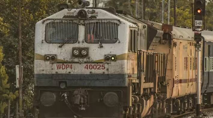 જનરલ કોચમાં મુસાફરી કરનારાઓને 35 કિલો સુધીનો સામાન લઈ જવાની છૂટ છે. પરંતુ જો તમે મર્યાદા કરતાં વધુ સામાન લઈ જાઓ છો તો ટીટી દંડ લાદી શકે છે. આ માટે તમારે છ ગણો દંડ ચૂકવવો પડી શકે છે.