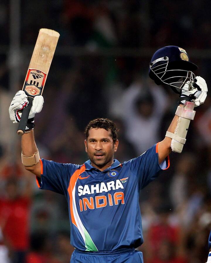 सचिन के नाम पर साल 2001 में वानखेड़े स्टेडियम में स्टैंड बना था. सचिन को दुनिया का सबसे बेहतरीन क्रिकेटर्स में एक माना जाता है. क्रिकेट में उनके द्वारा दिए गए अमूल्य योगदान के कारण उन्हें ये सम्मान मिला था.