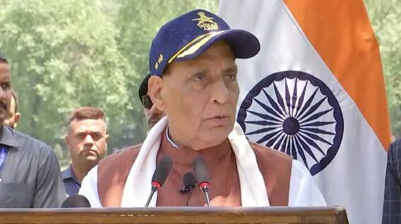 Rajnath Singh: नाश्त्यासाठी जेवढा वेळ लागतो, तेवढ्या वेळेत तुम्ही दुश्मनांचा सूपडा साफ केलात, भूज एअरबेसवर जाऊन राजनाथ सिंहांकडून सैनिकांचं कौतुक
