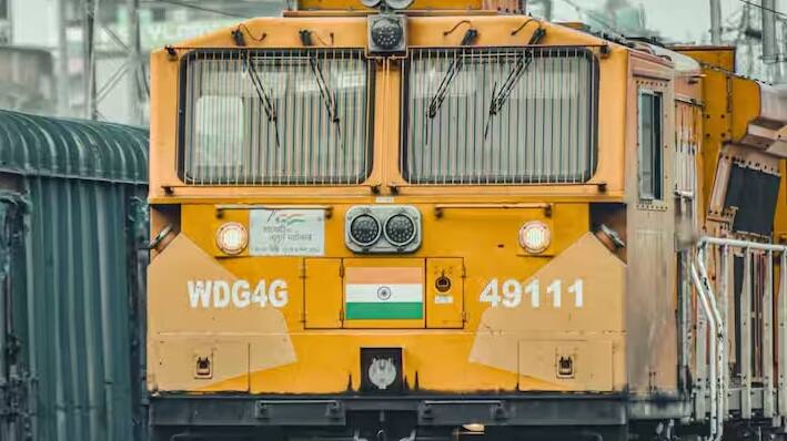 આ ઉપરાંત સ્લીપરમાં મુસાફરી કરતા લોકો 40 કિલો વજન સાથે મુસાફરી કરી શકે છે અને 10 કિલો વધારાનો સામાન પણ લઈ જઈ શકે છે.જનરલ કોચમાં મુસાફરી કરનારાઓને 35 કિલો સુધીનો સામાન લઈ જવાની છૂટ છે. પરંતુ જો તમે મર્યાદા કરતાં વધુ સામાન લઈ જાઓ છો તો ટીટી દંડ લાદી શકે છે. આ માટે તમારે છ ગણો દંડ ચૂકવવો પડી શકે છે.