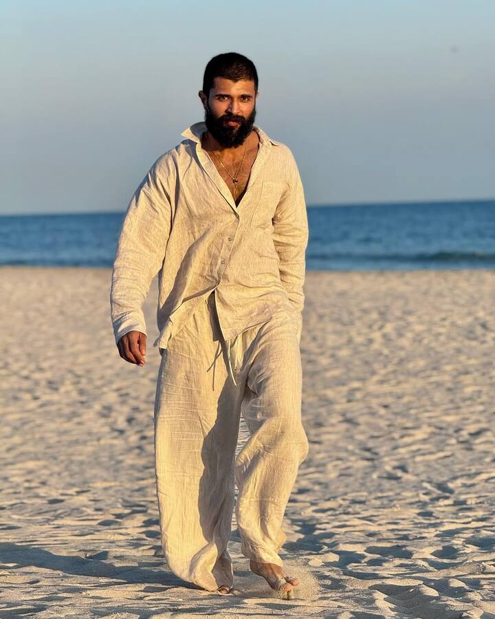 बता कि एक्टर अपनी पर्सनल लाइफ को लेकर भी चर्चा में रहते हैं. खबरें हैं कि वो साउथ एक्ट्रेस रश्मिका मंदाना को डेट कर रहे हैं.