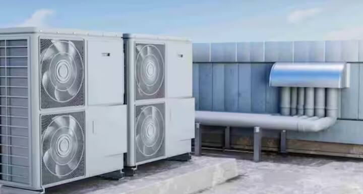 ਕਦੇ ਵੀ ਏਸੀ ਨੂੰ 10-12 ਘੰਟੇ ਲਗਾਤਾਰ ਨਾ ਚਲਾਓ, ਇਸ ਨਾਲ ਕੰਪ੍ਰੈਸਰ 'ਤੇ ਬਹੁਤ ਜ਼ਿਆਦਾ ਭਾਰ ਪੈਂਦਾ ਹੈ। ਜੇਕਰ ਤੁਹਾਡਾ ਏਸੀ 600 ਘੰਟਿਆਂ ਤੋਂ ਵੱਧ ਚੱਲਦਾ ਹੈ, ਤਾਂ ਗੈਸ ਲੀਕੇਜ ਦੀ ਜਾਂਚ ਕਰਵਾਉਂਦੇ ਰਹੋ। ਸਮੇਂ-ਸਮੇਂ 'ਤੇ ਏਸੀ ਫਿਲਟਰ ਸਾਫ਼ ਕਰਦੇ ਰਹੋ ਤਾਂ ਜੋ ਹਵਾ ਦਾ ਪ੍ਰਵਾਹ ਅਤੇ ਕੂਲਿੰਗ ਸਹੀ ਰਹੇ। ਬਾਹਰੀ ਯੂਨਿਟ ਨੂੰ ਅਜਿਹੀ ਜਗ੍ਹਾ 'ਤੇ ਸਥਾਪਿਤ ਕਰੋ ਜਿੱਥੇ ਸਿੱਧੀ ਧੁੱਪ ਨਾ ਹੋਵੇ, ਨਹੀਂ ਤਾਂ ਕੂਲਿੰਗ ਪ੍ਰਭਾਵਿਤ ਹੋ ਸਕਦੀ ਹੈ।