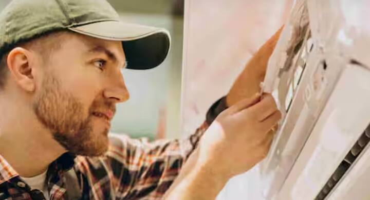 ਅੱਜ ਦੇ ਦੌਰ ਵਿੱਚ ਏਅਰ ਕੰਡੀਸ਼ਨਰ (AC) ਸਿਰਫ਼ ਇੱਕ ਲਗਜ਼ਰੀ ਨਹੀਂ ਸਗੋਂ ਇੱਕ ਜ਼ਰੂਰੀ ਘਰੇਲੂ ਉਪਕਰਣ ਬਣ ਗਿਆ ਹੈ। ਜਿੱਥੇ ਪੱਖੇ ਅਤੇ ਕੂਲਰ ਫਰਵਰੀ ਅਤੇ ਮਾਰਚ ਦੀ ਹਲਕੀ ਗਰਮੀ ਵਿੱਚ ਕੁਝ ਰਾਹਤ ਪ੍ਰਦਾਨ ਕਰਦੇ ਹਨ, ਉੱਥੇ ਹੀ ਮਈ-ਜੂਨ ਦੀ ਤੇਜ਼ ਗਰਮੀ ਵਿੱਚ ਸਿਰਫ਼ ਏਸੀ ਹੀ ਰਾਹਤ ਪ੍ਰਦਾਨ ਕਰਦਾ ਹੈ। ਗਰਮ ਦੁਪਹਿਰਾਂ ਵਿੱਚ ਏਸੀ ਦੀ ਠੰਢੀ ਹਵਾ ਬਹੁਤ ਰਾਹਤ ਦਿੰਦੀ ਹੈ, ਪਰ ਜੇਕਰ ਇਸ ਸਮੇਂ ਏਸੀ ਖਰਾਬ ਹੋ ਜਾਵੇ ਤਾਂ ਇਹ ਸਮੱਸਿਆ ਪੈਦਾ ਕਰ ਸਕਦਾ ਹੈ। ਅਕਸਰ ਲੋਕ ਏਸੀ ਦੀ ਸਰਵਿਸ ਸਮੇਂ ਸਿਰ ਨਹੀਂ ਕਰਵਾਉਂਦੇ, ਜਿਸ ਕਰਕੇ ਮਸ਼ੀਨ ਦੀ ਕਾਰਗੁਜ਼ਾਰੀ ਪ੍ਰਭਾਵਿਤ ਹੁੰਦੀ ਹੈ ਅਤੇ ਇਹ ਜਲਦੀ ਖਰਾਬ ਵੀ ਹੋ ਜਾਂਦੀ ਹੈ। ਗਰਮੀਆਂ ਵਿੱਚ ਏਸੀ ਦੀ ਵਰਤੋਂ ਜ਼ਿਆਦਾ ਹੁੰਦੀ ਹੈ, ਇਸ ਲਈ ਇਸ ਦੌਰਾਨ ਇਸਦੀ ਦੇਖਭਾਲ ਅਤੇ ਰੱਖ-ਰਖਾਅ ਬਹੁਤ ਜ਼ਰੂਰੀ ਹੋ ਜਾਂਦਾ ਹੈ।