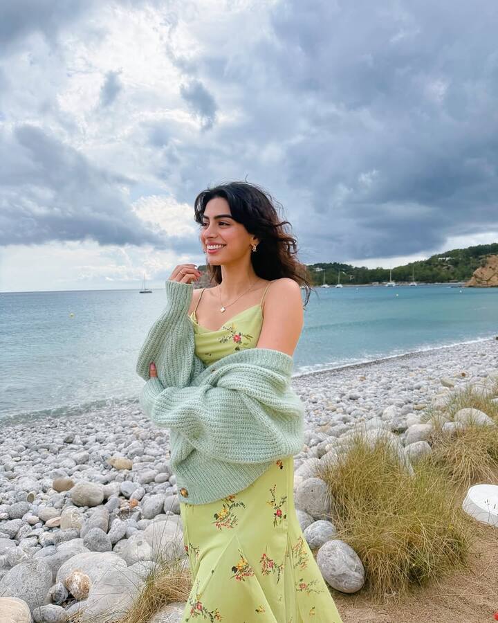 Khushi looks amazing even while wearing a maxi dress in this photo. Seeing her beauty, fans are also praising the actress.
