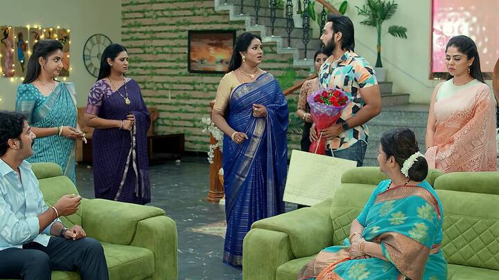 వరసలు బాగానే కలుపుకున్నారు కానీ మళ్లీ ఎందుకు వచ్చారని కావ్య అడుగుతుంది. ఇది నా ఇల్లు అని కావ్య అంటే..నాకు కాబోయే ఇల్లు అని రాజ్ అంటాడు. పాత సినిమాల్లో సూర్య కాంతం టైపు ఈవిడే కదా అని రాజ్ సెటైర్ వేస్తాడు. రుద్రాణి ఫైర్ అవుతుంది. నా మనవడితో పద్ధతిగా నడుచుకో అని క్లాస్ వేస్తుంది ఇందిరాదేవి. పార్టీ మార్చేశారా అని కావ్య అంటే..ఎప్పుడో అంటుంది ఇందిరాదేవి.