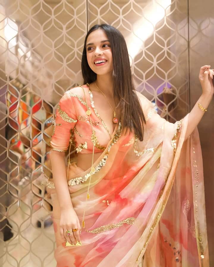 You can choose this multicolor saree of Nitanshi for the office party or Besty's wedding. In this, you can complete the look by keeping your hair open like an actress.
