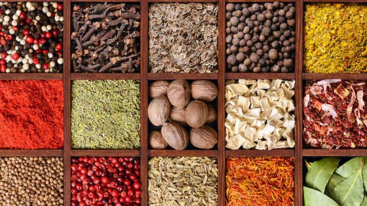 বিশেষ করে হেঁশেলের তিনটি মশলার অতিরিক্ত ব্যবহার বিপজ্জনক বলে চিহ্নিত করা হয়েছে। তাঁদের মতে, কেউ যতই উপদেশ দিন না কেন, ভুলেও এই তিন মশলা অতিরিক্ত ব্যবহার করা চলবে না। অন্যথায় মারাত্মক ক্ষতি হতে পারে স্বাস্থ্যের।