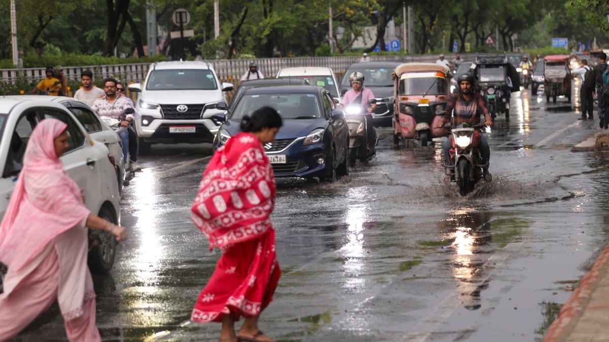 Delhi Weather: भीषण गर्मी के बीच दिल्ली के लिए मौसम विभाग का येलो अलर्ट, कब होगी बारिश?