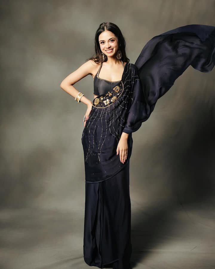 This black color sari of Nitanshi will also be the best for marriage. Wearing it can also make you look glamorous and gorgeous like an actress.