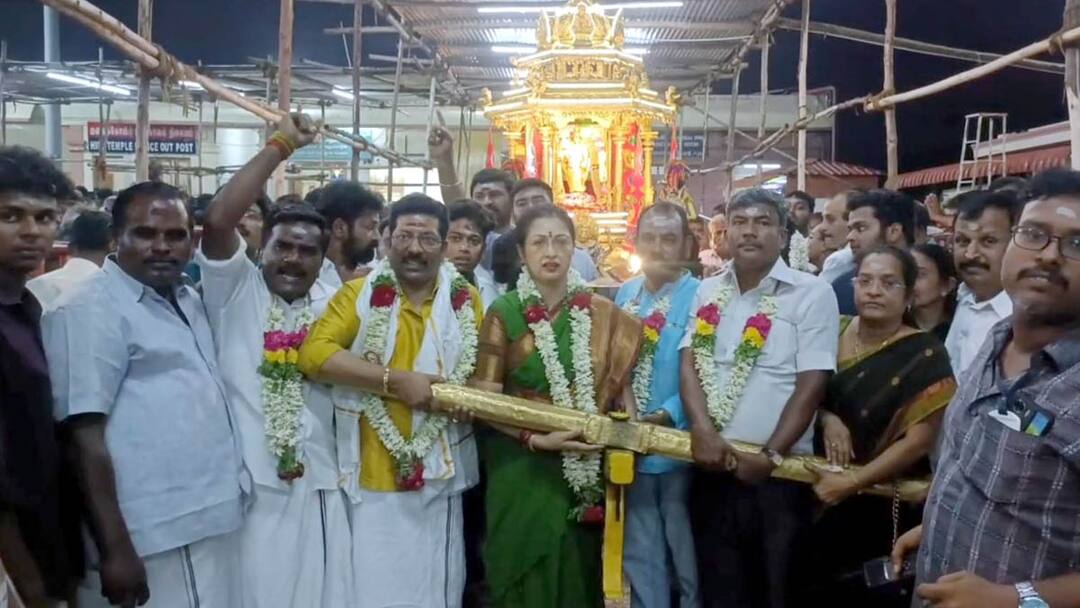 சட்டம்-ஒழுங்கு இருக்கிறதா? மலர்களுடன் போட்டோ எடுத்து கொண்டிருக்கிறார் முதல்வர் - நடிகை கௌதமி