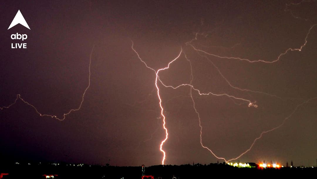 IPL Weather forecast KKR vs RCB match may get spoiled for rain at Bengaluru Ajinkya Rahane Virat Kohli IPL Weather: আসছে তুমুল বৃষ্টি, লণ্ডভণ্ড হতে পারে ম্যাচ, আইপিএলের আকাশে ফের দুর্যোগ?