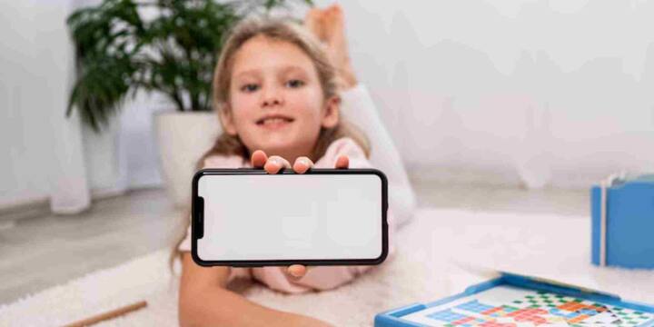 3 से 7 साल के बच्चों के लिए Khan Academy Kids, Bimi Boo Preschool Learning Games और Kids Games for Toddlers जैसे ऐप्स एकदम सही हैं. ये ऐप्स पूरी तरह से एड-फ्री हैं और बच्चों को इंटरएक्टिव गेम्स के जरिए रंग, गिनती, अक्षर और कहानियों की जानकारी देते हैं. साथ ही इनमें स्थानीय भारतीय भाषाओं का सपोर्ट भी मौजूद है, जिससे बच्चों को भाषा की कोई दिक्कत नहीं होती.