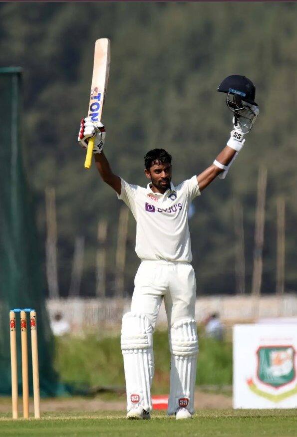 29 वर्षीय अभिमन्यू अद्याप भारतीय वरिष्ठ संघाकडून खेळलेला नाही. यावेळी त्याला मोठी संधी मिळाली आहे. या दौऱ्यावर ध्रुव जुरेलला उपकर्णधार बनवण्यात आले आहे.