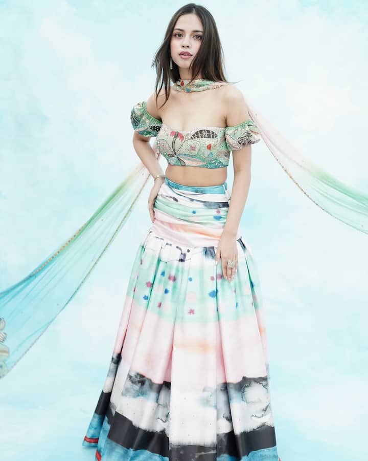 Light weight lehenga is quite fashionable in today's era. So you can also go with this lehenga of Nitanshi. With this, you should also wear a stylash blouse like an actress.