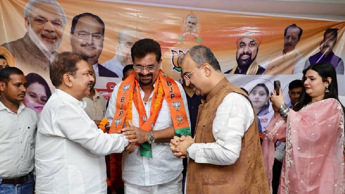 लोकगायिका स्वाति मिश्रा के पिता राजेश मिश्रा बीजेपी में शामिल, आरजेडी के दो बड़े नेताओं ने भी थामा कमल
