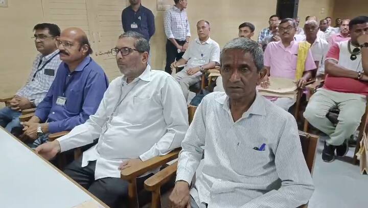 કાર્યક્રમમાં ઉપસ્થિત રાજ્યના કૃષિ મંત્રી રાઘવજીભાઈ પટેલે જણાવ્યું હતું કે, વર્ષા વિજ્ઞાન પરિસંવાદ જેવા કાર્યક્રમો ખાસ કરીને ખેડૂતો માટે ખૂબ જ ફાયદાકારક સાબિત થતા હોય છે, કારણ કે તેનાથી તેમને આગામી ચોમાસા અંગે પ્રાથમિક માહિતી અને અનુમાન મળી રહે છે. કૃષિ યુનિવર્સિટીના કુલપતિએ આ કાર્યક્રમનો મૂળ હેતુ આપણા પ્રાચીન જ્ઞાન અને પરંપરાગત આગાહી પદ્ધતિઓને જાળવી રાખવાનો અને આધુનિક વિજ્ઞાન સાથે તેનો સમન્વય કરવાનો હોવાનું જણાવ્યું હતું.