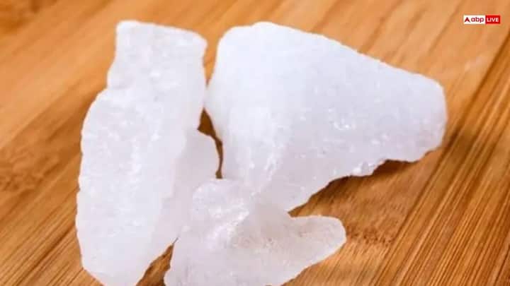 दांत दर्द से तुरंत राहत चाहिए तो फिटकरी के साथ घर में रखी इन चीजों को मिलाकर लगाएं. ये चुटकियों में आपका दांत दर्द ठीक कर देंगी.