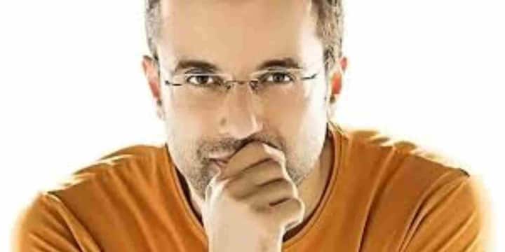 उनकी आय का मुख्य स्रोत उनकी कंपनी