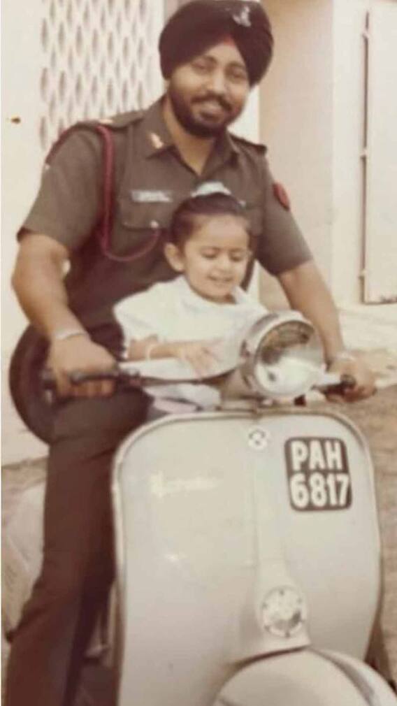 आर्मी ऑफिसर पापा के साथ खिलखिला रही ये छोटी बच्ची है बड़ी स्टार, मेमोरी शेयर कर कही ये बात