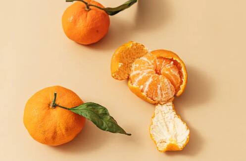 સંતરાનું સેવન આપણા સ્વાસ્થ્ય માટે ખૂબ જ ફાયદાકારક માનવામાં આવે છે. સંતરામાં ભરપૂર પ્રમાણમાં વિટામિન સી હોય છે. તેના સેવનથી શરીરમાં અનેક પ્રકારના લાભ થાય છે. સંતરા જેટલા ફાયદાકારક છે એટલી જ તેની છાલ પણ શરીરને ફાયદા આપે છે.