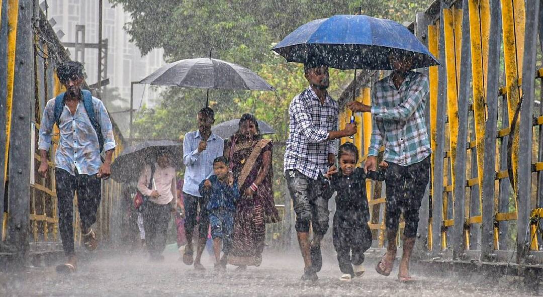 Mumbai Rain Monsoon: मुंबईच्या आकाशात काळ्या ढगांची गर्दी, मुसळधार पावसाला सुरुवात, मरिन ड्राईव्हला धो-धो पावसाच्या सरी Mumbai Rain Monsoon Heavy rains at Marine Drive mumbai local running late imd rain alert warned Thunderstorms in some parts of Mumbai in the next 3 4 hours Mumbai Rain Monsoon: मुंबईच्या आकाशात काळ्या ढगांची गर्दी, मुसळधार पावसाला सुरुवात, मरिन ड्राईव्हला धो-धो पावसाच्या सरी