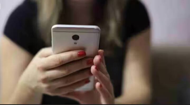 ਭਾਰਤ ਤੇ ਚੀਨ ਵਰਗੇ ਦੇਸ਼ਾਂ ਵਿੱਚ, ਸਮਾਰਟਫੋਨ ਸਿਰਫ਼ ਇੱਕ ਗੈਜੇਟ ਨਹੀਂ ਸਗੋਂ ਰੋਜ਼ਾਨਾ ਦੀ ਜ਼ਰੂਰਤ ਬਣ ਗਿਆ ਹੈ। ਸਰਕਾਰੀ ਸੇਵਾਵਾਂ ਤੋਂ ਲੈ ਕੇ ਸਿੱਖਿਆ, ਸਿਹਤ, ਰੁਜ਼ਗਾਰ ਅਤੇ ਮਨੋਰੰਜਨ ਤੱਕ, ਹਰ ਖੇਤਰ ਵਿੱਚ ਸਮਾਰਟਫੋਨ ਦਾ ਪ੍ਰਭਾਵ ਤੇਜ਼ੀ ਨਾਲ ਵਧ ਰਿਹਾ ਹੈ।