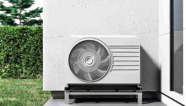 AC Service: ਅੱਜ ਦੇ ਦੌਰ ਵਿੱਚ ਏਅਰ ਕੰਡੀਸ਼ਨਰ (AC) ਸਿਰਫ਼ ਇੱਕ ਲਗਜ਼ਰੀ ਨਹੀਂ ਸਗੋਂ ਇੱਕ ਜ਼ਰੂਰੀ ਘਰੇਲੂ ਉਪਕਰਣ ਬਣ ਗਿਆ ਹੈ। ਜਿੱਥੇ ਫਰਵਰੀ ਅਤੇ ਮਾਰਚ ਦੀ ਹਲਕੀ ਗਰਮੀ ਵਿੱਚ ਪੱਖੇ ਅਤੇ ਕੂਲਰ ਕਿਸੀ ਤਰ੍ਹਾਂ ਰਾਹਤ ਦੇ ਦਿੰਦੇ ਹਨ