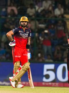 RCB का झंडा और विराट के नाम की सफेद जर्सी, लाल से व्हाइट हुआ चिन्नास्वामी; कोहली का दिखा गज़ब का क्रेज