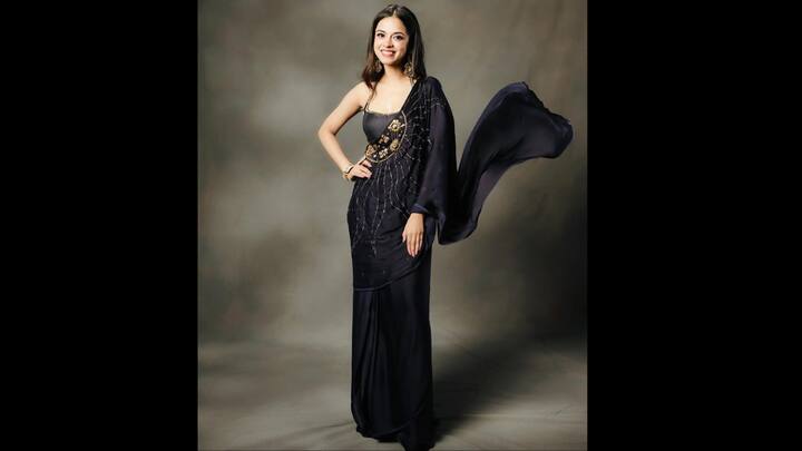 6. Elegant Contemporary Saree: Nitanshi Goel stunned in a contemporary saree that featured a matching blouse. The halterneck blouse consisted of thin straps and ornate detailing. The saree had rich shimmering embellishments along with golden embroidery that added glamour. She accessorised her saree with traditional gold earrings and bangles that made her look stylish. (Image Source: Instagram/@nitanshigoelofficial)