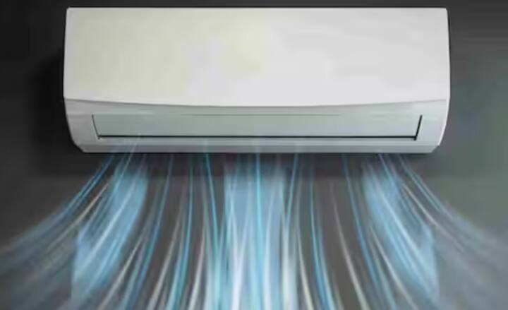 ਜੇਕਰ ਤੁਸੀਂ ਗਰਮੀਆਂ ਵਿੱਚ ਸਾਰਾ ਦਿਨ ਏਸੀ ਚਲਾਉਂਦੇ ਹੋ, ਤਾਂ ਤੁਹਾਨੂੰ ਇਸਦੀ ਨਿਯਮਿਤ ਤੌਰ 'ਤੇ ਦੇਖਭਾਲ ਕਰਨੀ ਚਾਹੀਦੀ ਹੈ। ਆਮ ਤੌਰ 'ਤੇ, ਮਾਹਿਰਾਂ ਦੇ ਅਨੁਸਾਰ, ਜੇਕਰ ਕੋਈ ਏਸੀ 600 ਤੋਂ 700 ਘੰਟੇ ਚੱਲਦਾ ਹੈ, ਤਾਂ ਇਸਦੀ ਸਰਵਿਸ ਕਰਵਾਉਣੀ ਜ਼ਰੂਰੀ ਹੈ। ਇਸ ਨਾਲ ਏਸੀ ਦੀ ਕੂਲਿੰਗ ਸਮਰੱਥਾ ਬਰਕਰਾਰ ਰਹਿੰਦੀ ਹੈ ਅਤੇ ਬਿਜਲੀ ਦੀ ਖਪਤ ਵੀ ਘੱਟ ਜਾਂਦੀ ਹੈ।