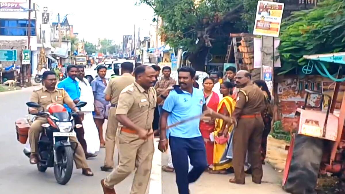 பெண்ணின் மேலாடையை பிடித்து இழுத்து சென்ற காவல் ஆய்வாளர்.. மயிலாடுதுறையில் பெரும் பரபரப்பு