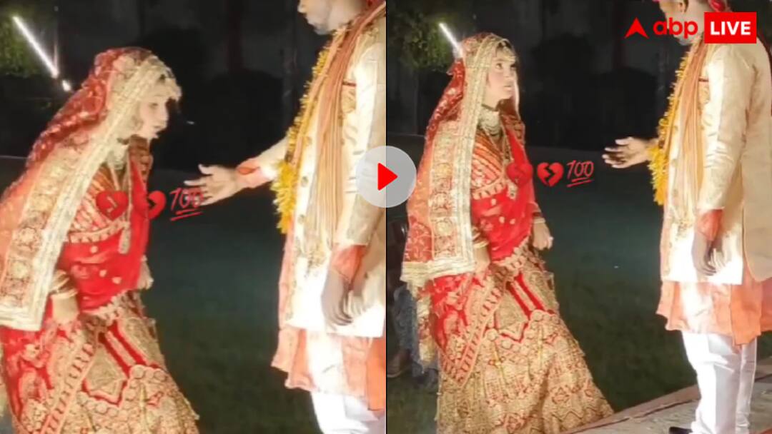 थूकबाज दुल्हन! स्टेज पर चढ़ने के लिए दूल्हे ने बढ़ाया हाथ तो दीदी ने कर दिया कांड, वीडियो देख आग बबूला हुए यूजर्स Groom extended his hand to take the bride on stage the bride spit on his video goes viral थूकबाज दुल्हन! स्टेज पर चढ़ने के लिए दूल्हे ने बढ़ाया हाथ तो दीदी ने कर दिया कांड, वीडियो देख आग बबूला हुए यूजर्स