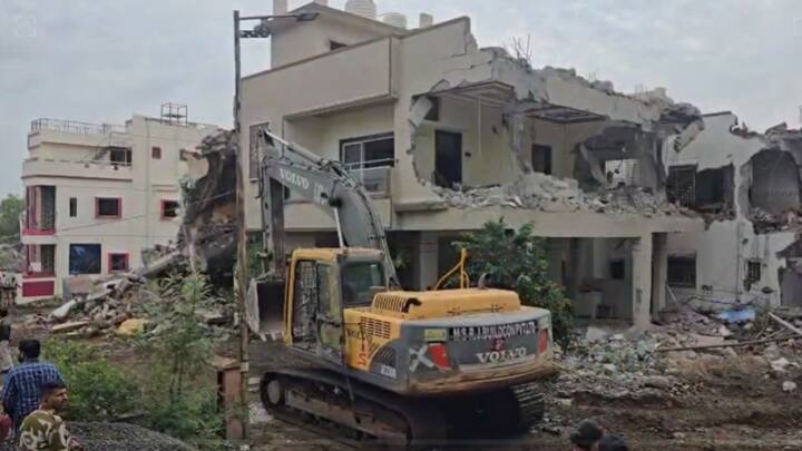 या तोडकामामुळे चिखली परिसरात उद्ध्वस्त झालेले बंगले दिसत आहेत. हे दृश्य गाझा पट्टीतील उद्ध्वस्त इमारतींसारखे दिसत आहे.