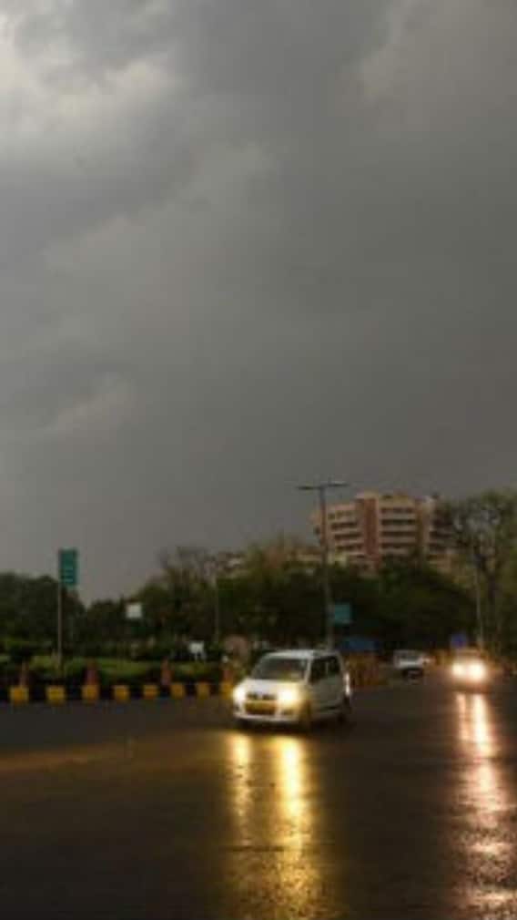 दिल्ली की तपिश से राहत, 15 साल बाद आया ऐसा मौसम