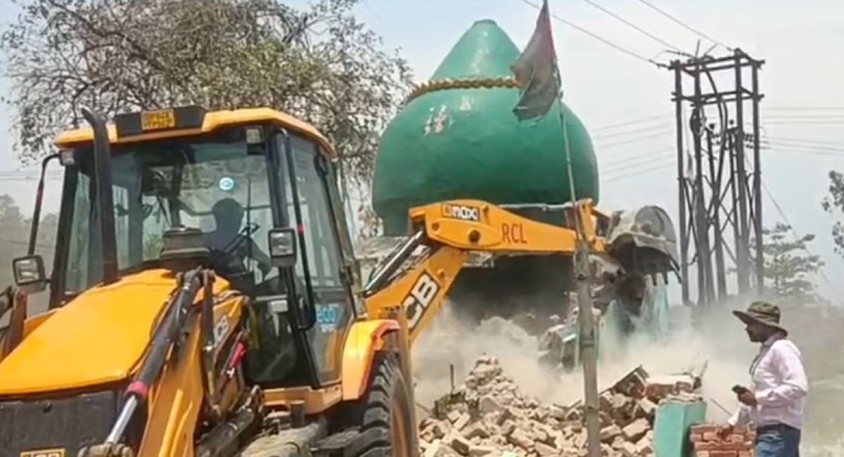 मुरादाबाद में मंदिरों और मजारों पर चला बुलडोजर, प्रशासन ने इस वजह से तोड़े धार्मिक स्थल