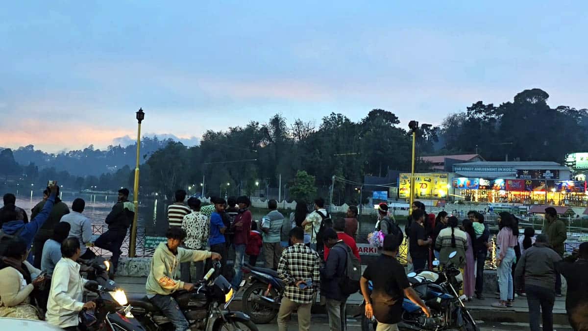 வானில் பறக்க பாராசூட் , கண்களை கவரும் லேசர் லைட் ஷோ.. கொடைக்கானல் கொண்டாட்டம்..!